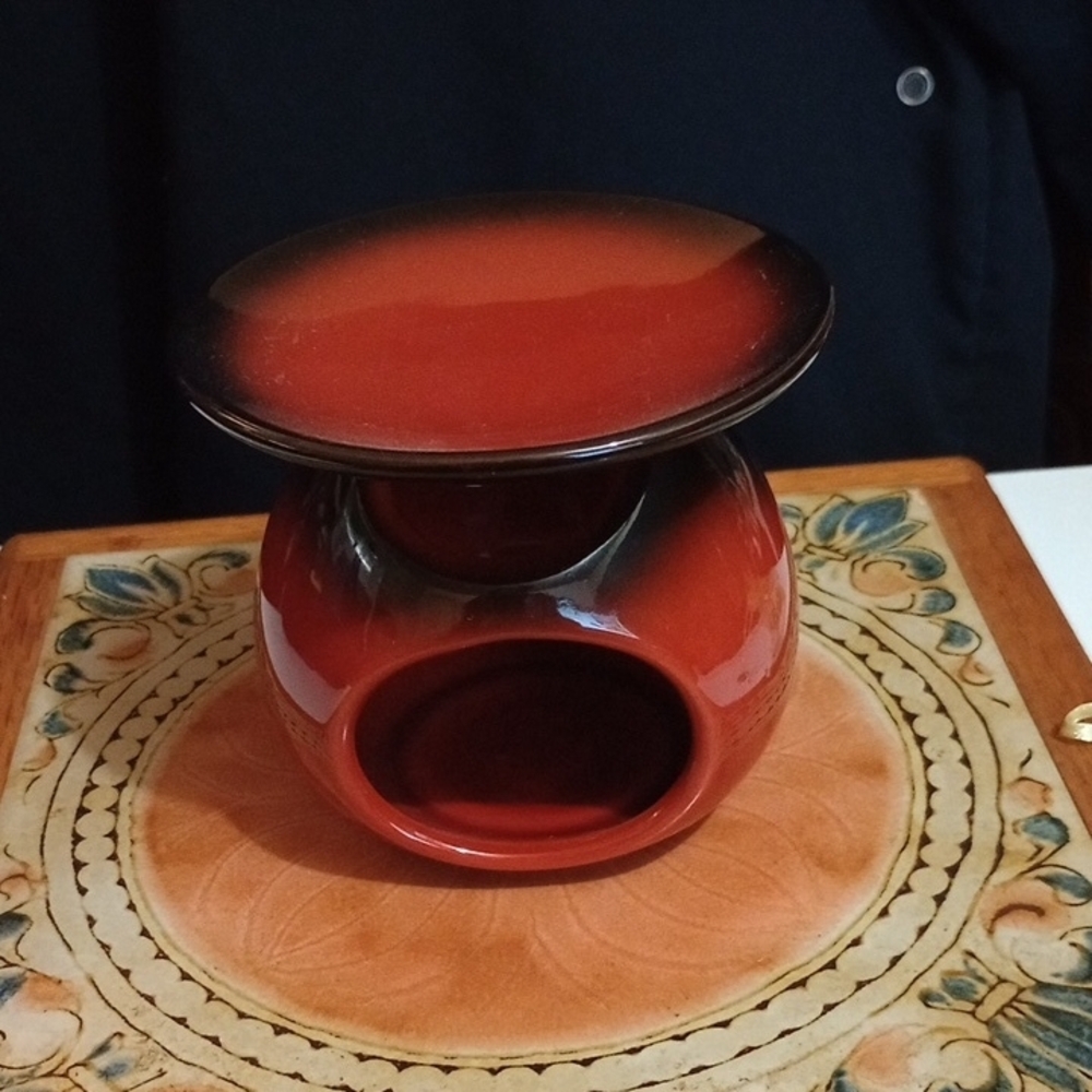 The Body Shop Vibrant Red Ceramic oil warmer